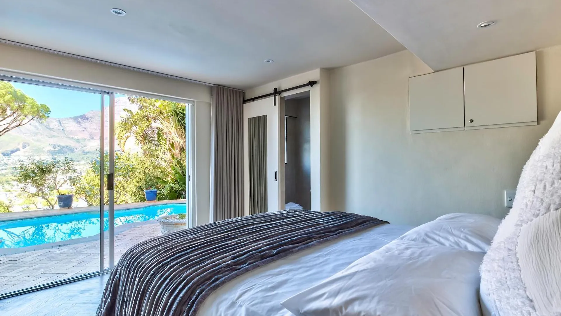 Spectacular 1 Bed Apartment Cape Town